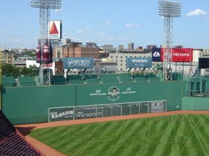 펜웨이 파크. 펜스 근처의 흙 영역이 워닝 존.