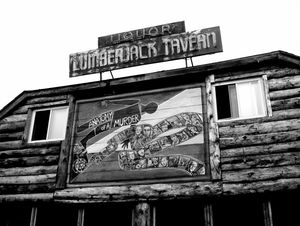 영화의 기반이 된 실제 범죄 현장인 Lumberjack Tavern의 외관