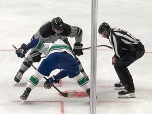 코피타르(뒤)가 2018년 11월 애덤 고데트를 상대로 페이서프를 준비하고 있다. 코피타르는 NHL에서 페이서프 승리 횟수의 통산 평균이 가장 높은 선수 중 한 명이다.