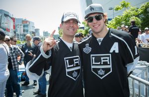 2014년 스탠리 컵 우승 퍼레이드 중 로스앤젤레스 시장 에릭 가세티와 함께 있는 코피타르