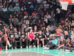 2024년 9월, 'VOTE'라고 적힌 티셔츠를 입은 라스베이거스 에이스 선수들