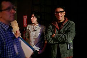 프레드 암이슨과 미국 북서부 출신 캐리 브라운스타인은 포틀랜디아에서 미국 힙스터를 패러디한다.