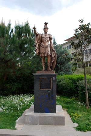 이오니아 그리스에 있는 피로스 동상