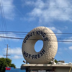 가데나에는 남부 캘리포니아의 큰 도넛 중 하나가 있다.