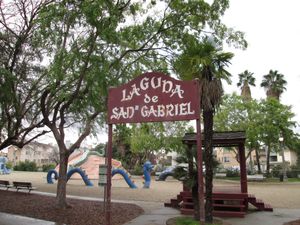 루고 공원에 있는 벤자민 도밍게스가 설계한 라구나 데 산 가브리엘