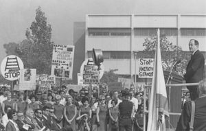 미합중국 부통령 휴버트 험프리가 1966년 샌 페르난도 밸리 주립 칼리지(현재 CSUN)를 방문했을 때 학생 시위에 직면했다.