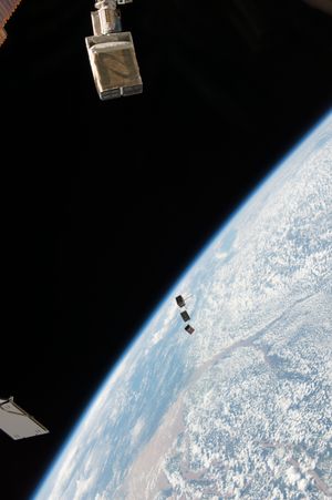 나노랙스(NanoRacks) 발사기로 배포되는 큐브위성