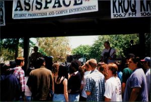 CSUN 학생회관에서 열린 Noontime 콘서트에서 공연하는 서브라임