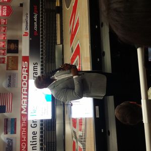 매직 존슨이 CSUN의 빅 렉처에서 연설하고 있다.