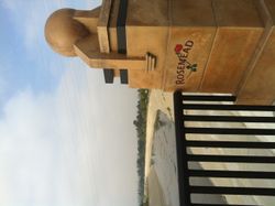 가비 애비뉴의 리오 혼도 다리를 건너 로즈미드로 들어가는 입구