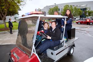 2016년 졸업식에서 골프 카트를 타는 LMU 응급 구조대원