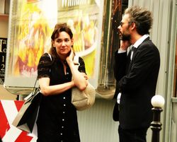 팔짱을 끼고 시선을 돌리는 것은, 신체 언어에서, 불안함으로 해석될 수 있다.