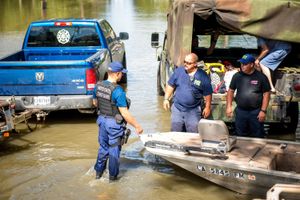 미국 해안 경비대가 세인트 아만, 루이지애나 소방서와 함께 배턴 루지 지역에서 구조 작전을 조정하고 있다.