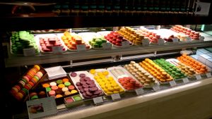 홍콩 국제 금융 센터 (IFC)에서 판매하는 마카롱 (카라멜과 소금맛)