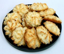 마카룬(Macaroon)은 마카롱과 같은 역사를 공유하지만 실제로는 다른 음식으로 알려져 있다.