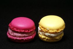 룩셈부르게를리는 마카롱보다 크기가 작으며, 더욱 동그랗게 생겼다.