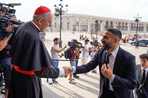 2022년 알무데나 성모 성당에서 열린 트로피 시상식에서 카르바할