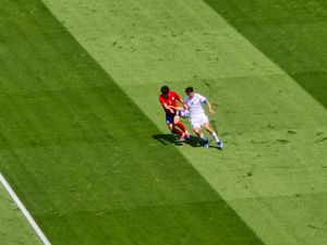 2024 하계 올림픽 우즈베키스탄전에서 엘도르 쇼무로도프를 상대로 수비 중인 쿠바르시