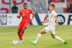 올모(오른쪽)와 바이에른 뮌헨의 세르주 그나브리가 2022 DFL-슈퍼컵에서 경합하는 모습.