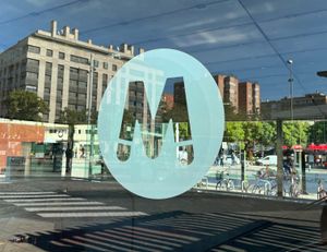 세비야 지하철 산 베르나르도 역의 현재 로고