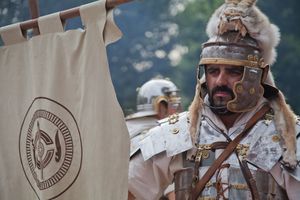 로마 군인으로 분장한 재연 배우. Festa do esquecemento, 신소 데 리미아