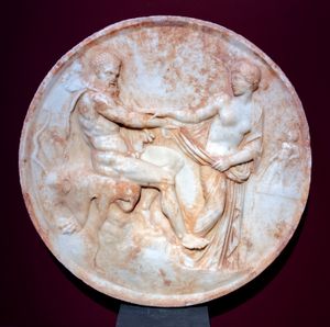 헤라클레스가 아우게를 붙잡는 모습을 묘사한 고대 톤도, 기원전 2세기, 아르카디아 출토