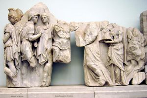 텔레포스가 아우게로부터 무기를 받는 모습. 페르가몬 제단의 일부. 텔레포스는 여기서 가운데 인물이며 부분적으로만 보존되어 있다. 그는 흉갑을 착용하고 있다.