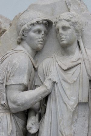 프리즈 "텔레포스가 아우게로부터 무기를 받다"의 세부 묘사. 텔레포스 근처에 서 있는 두 명의 남성 수행원.