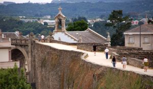 성벽 위를 걷는 방문객들