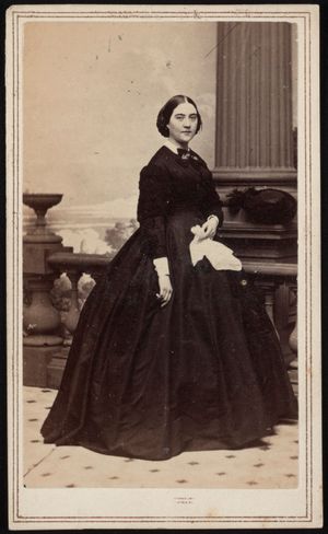 더글러스의 미망인 아델, 상복을 입고 있다.