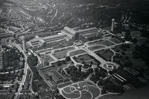 1930년대 중반 수정궁의 항공 사진. 1866년 12월 화재로 파괴된 후 북쪽 익랑이 사라진 것을 볼 수 있다.