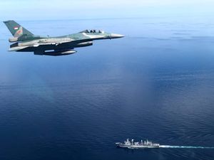 인도네시아 공군 F-16 파이팅 팔콘이 나투나 제도 연안의 분쟁 해역에서 중국 해군 903형 보급함으로 보이는 함선 위를 비행하고 있다.