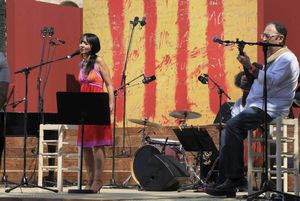 마리아 드 메데이루스가 2012년 카탈루냐의 국경일 기념 행사에서 노래하고 있다.