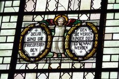 "화평하게 하는 자는 복이 있나니 그들이 하나님의 아들이라 일컬음을 받을 것임이요"(마태오 복음서 5:9)가 독일어로 쓰여진 스테인드 글라스(성 디오니시우스 세바스티안 교회, 라인란트팔츠 주)