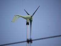 지붕 위에 설치된 소형 풍력 발전기