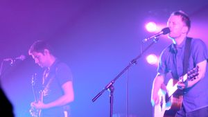 오브라이언 (왼쪽)이 2006년 5월 암스테르담에서 라디오헤드와 공연하는 모습