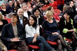 환경 운동가 니콜라 위로, 유럽 생태-녹색당 전국 서기 세실 뒤플로, 유럽 의회 의원 에바 졸리, 미셸 리바지 등과 함께 (2010년 11월 13일)