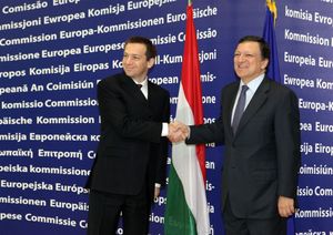 브뤼셀에서 유럽 연합 집행위원회 위원장 조제 마누엘 바호주와 고든 바지나이.