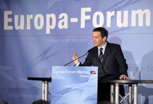 바하우에서 연설하는 고든 바지나이