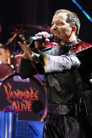 DJ 보보가 2008년에 공연하고 있다.