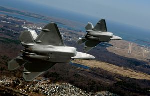 랭글리 공군 기지로 향하는 2대의 F-22 (전투기)