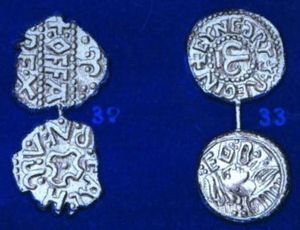 오파(왼쪽)와 그의 아내 시네트리드(오른쪽)의 초상이 새겨진 은화 페니.