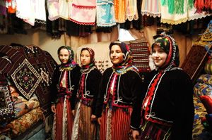 발리케시르 산간 마을의 전통 의상