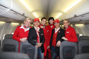 라우다 항공의 승무원들이 이 항공사의 특징인 데님 청바지를 입고 있다.