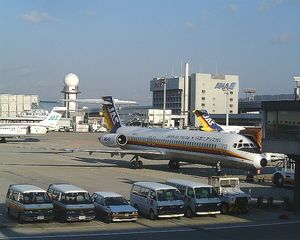 재팬 에어 시스템이 운용한 모든 MD-80 계열 항공기; (왼쪽부터 오른쪽) MD-90, MD-87, MD-81.