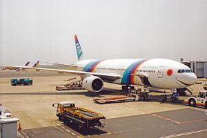 13세의 와타나베 마사토모가 JAS 보잉 777-200의 기체 디자인을 했다.