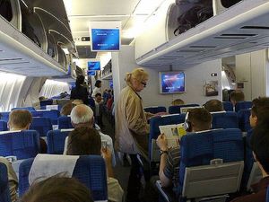 중앙 열 위의 짐칸을 연 상태 (핀에어)