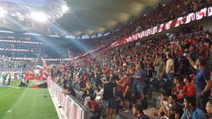 웨스턴 시드니 스타디움에서 열린 첫 시드니 더비 중 북쪽 스탠드의 웨스턴 시드니 원더러스 팬들