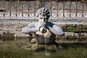 트리톤이 소라를 불고 있다. 잘츠부르크 헬브룬 궁전의 Wasserspiele Hellbrunn 조각상