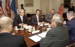 타디치와 함께 미국의 도널드 럼즈펠드 국방장관과 회담하는 예레미치 (2004년 7월 20일)